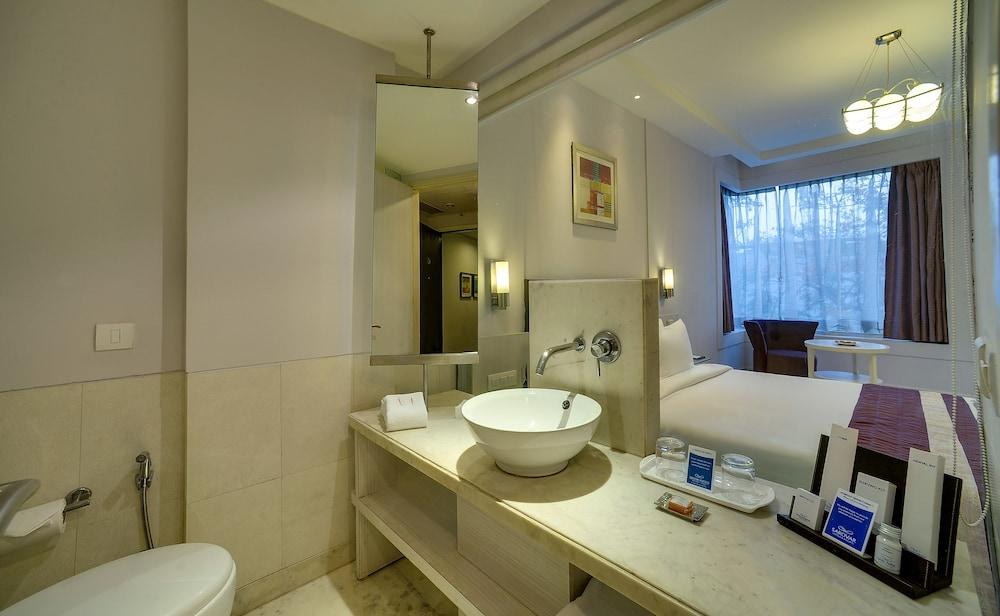 Sarovar Portico Naraina photo 3