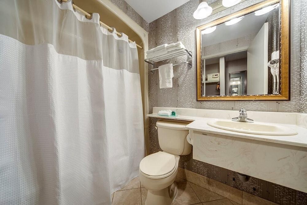 MONTE CARLO INN BRAMPTON SUITES photo 3