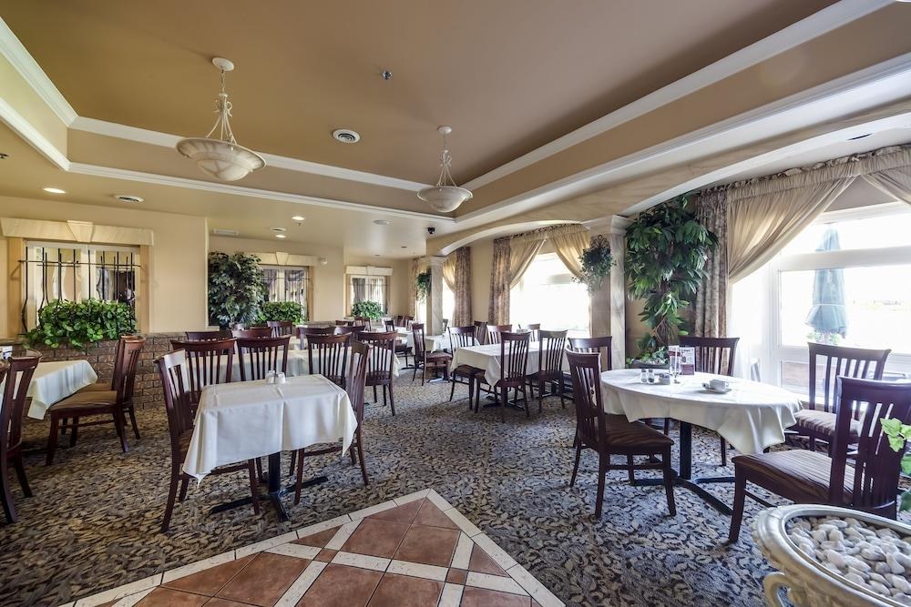 MONTE CARLO INN BRAMPTON SUITES photo 4