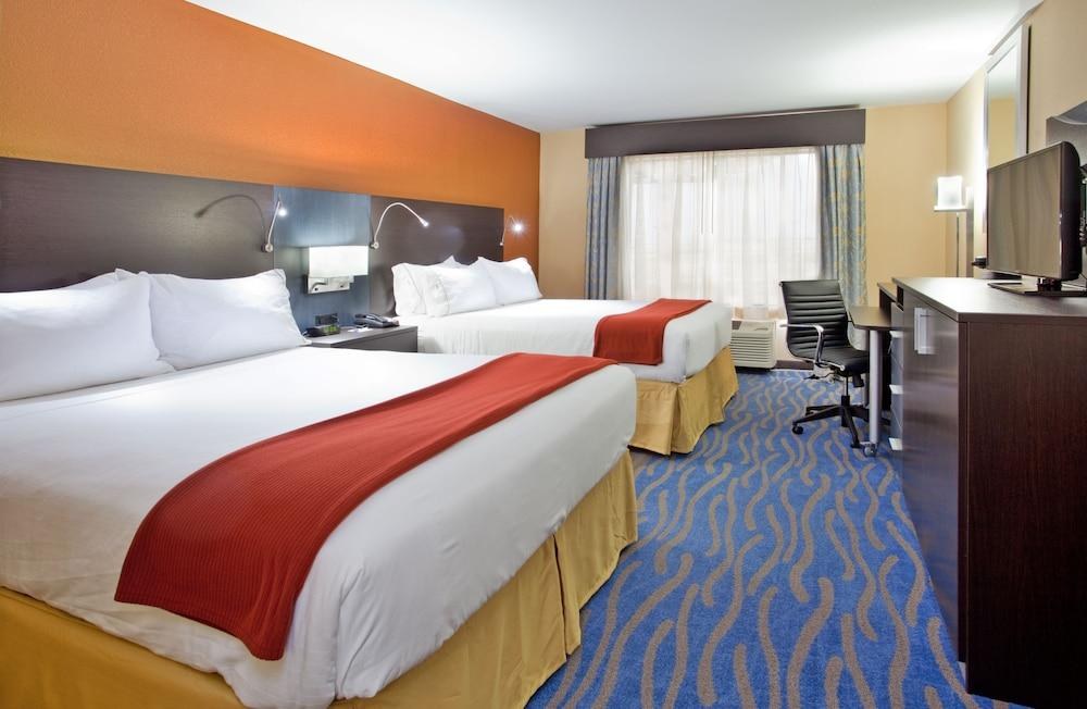 Holiday Inn Express & Suites St Louis Airport, an IHG Hotel photo 3