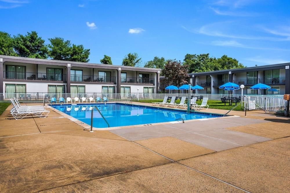 Red Carpet Inn & Suites photo 4