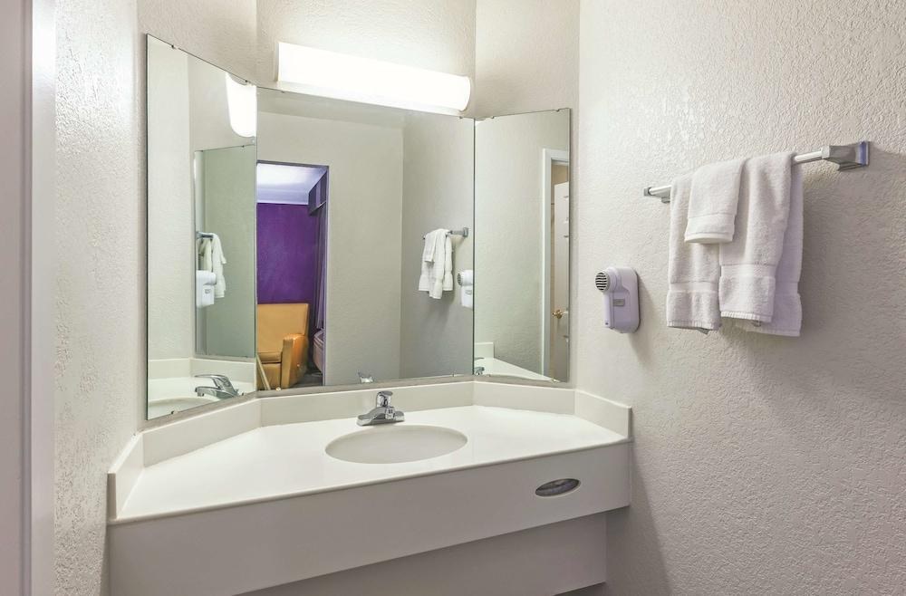 Howard Johnson by Wyndham Sacramento Downtown photo 3