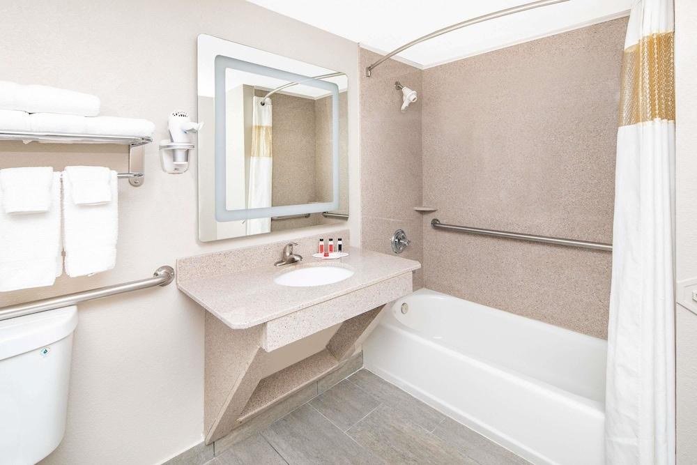 Ramada by Wyndham Alpharetta/Atlanta North photo 2