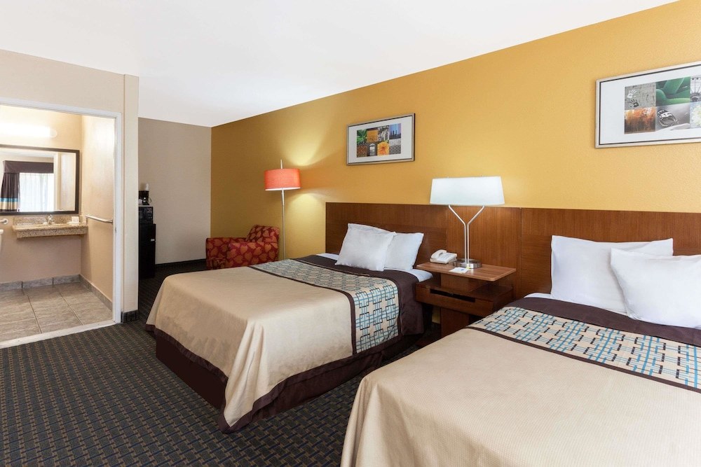 Days Inn by Wyndham Mission Valley/SDSU photo 1