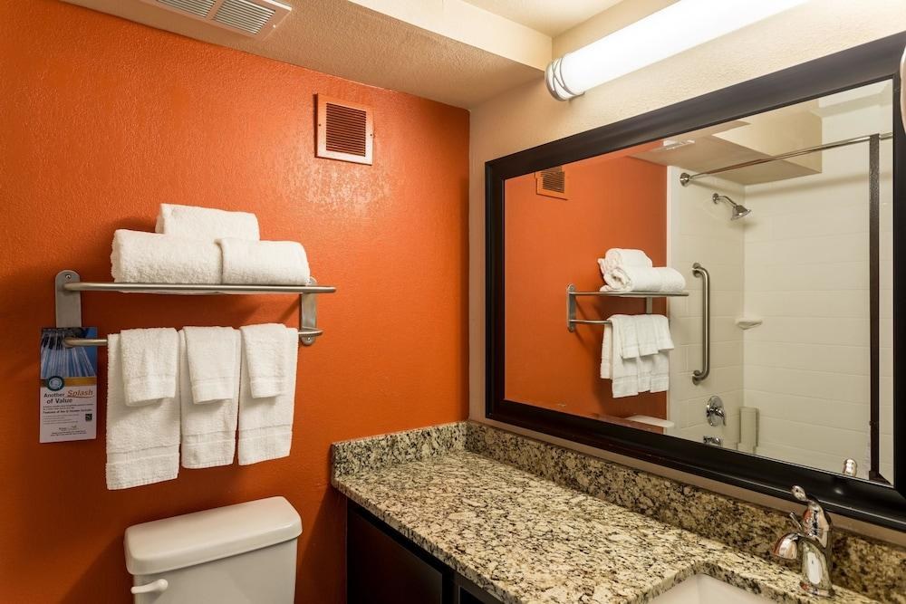 QUALITY INN NASHVILLE DOWNTOWN - STADIUM photo 3