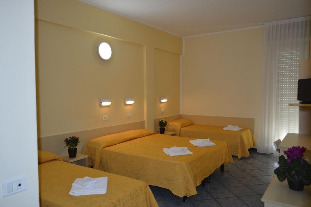 Hotel Corona photo 2