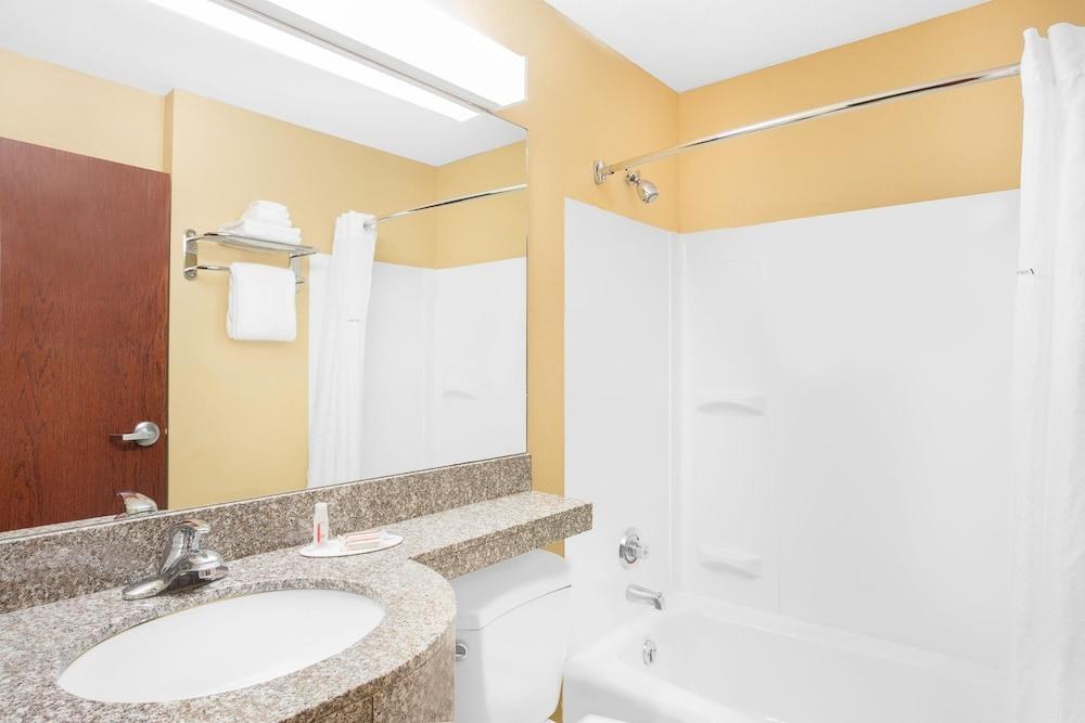 Microtel Inn & Suites by Wyndham Bentonville photo 3