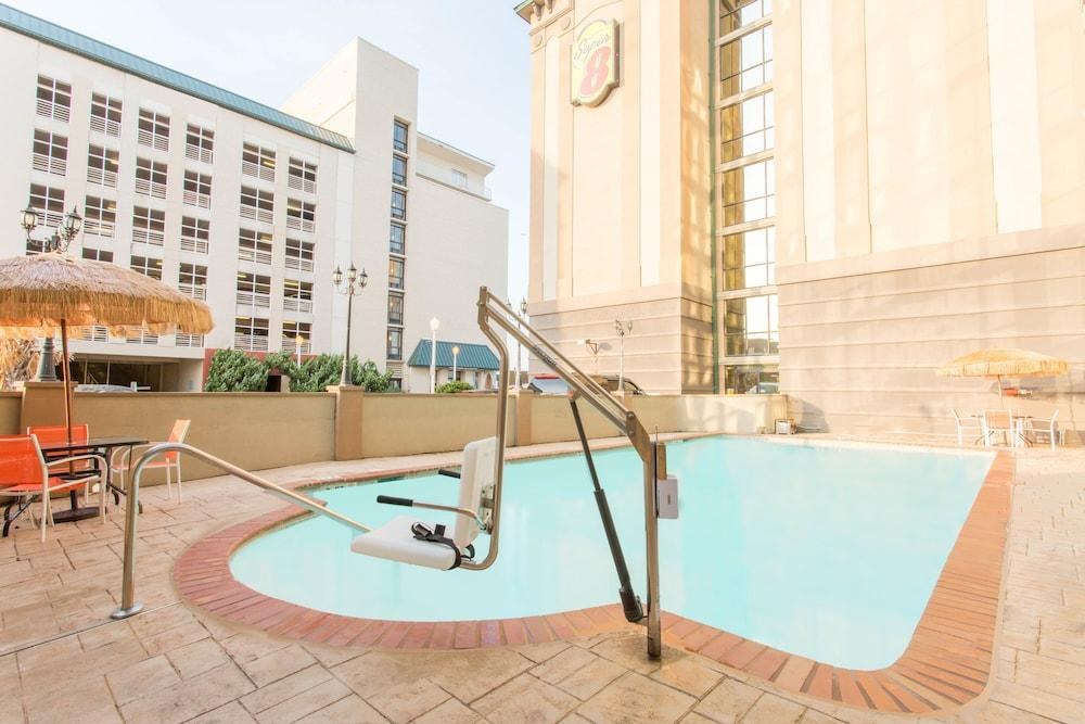 Super 8 by Wyndham Virginia Beach Oceanfront photo 2