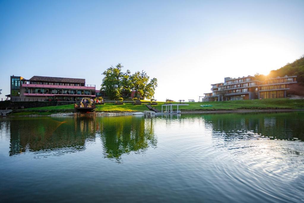 KVARELI LAKE RESORT