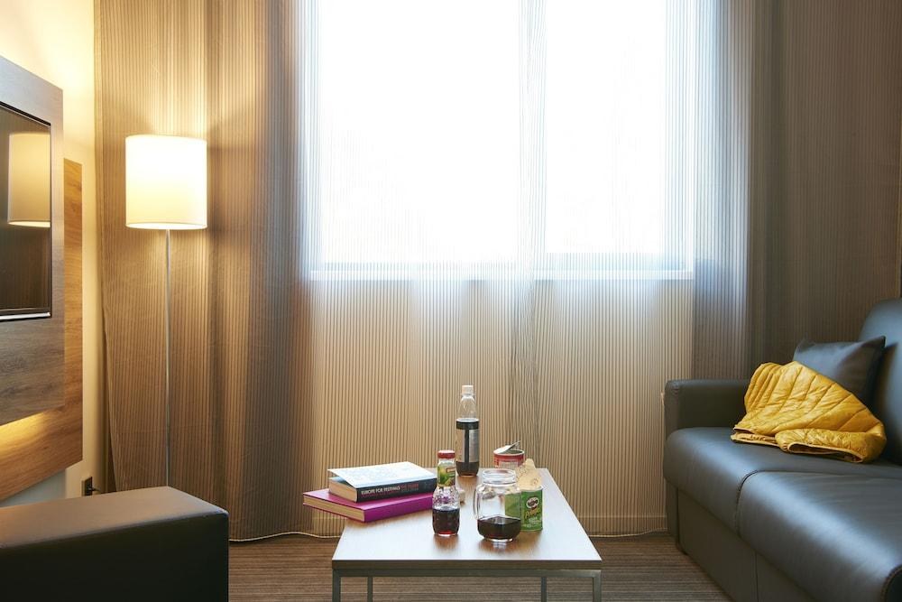 MOXY EDINBURGH AIRPORT photo 2