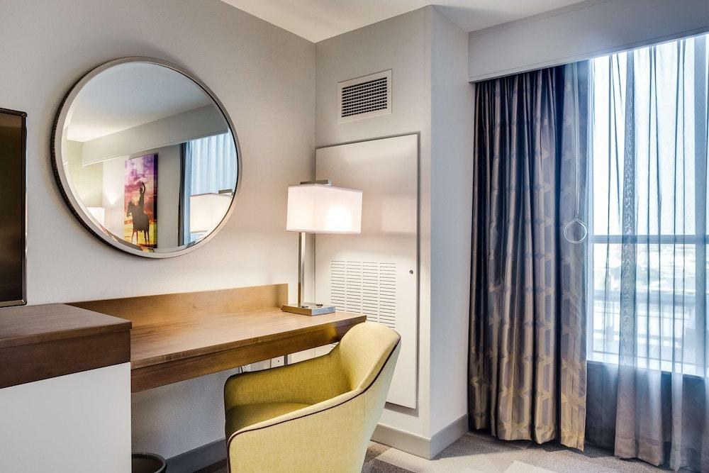 HAMPTON INN & SUITES FORT WORTH DOWNTOWN photo 1