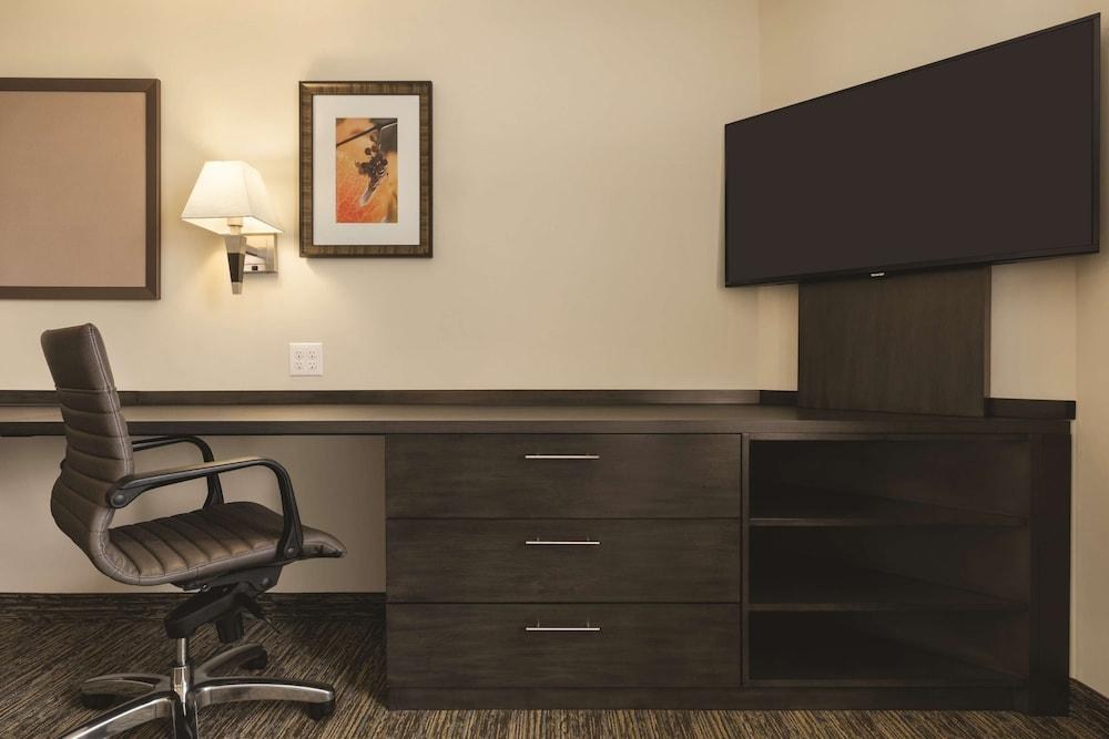 Park Inn By Radisson, Calgary Airport North, Ab photo 2