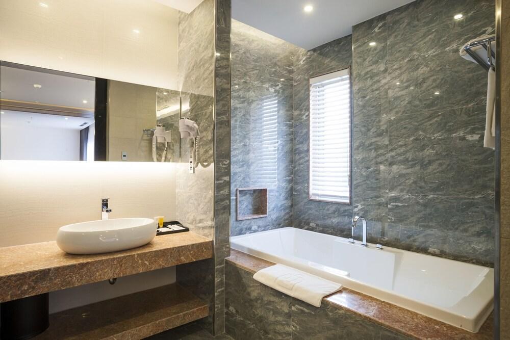 CHARM SUITE SAIGON photo 3