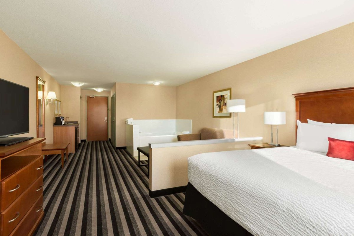 Days Inn & Suites by Wyndham Edmonton Airport photo 1