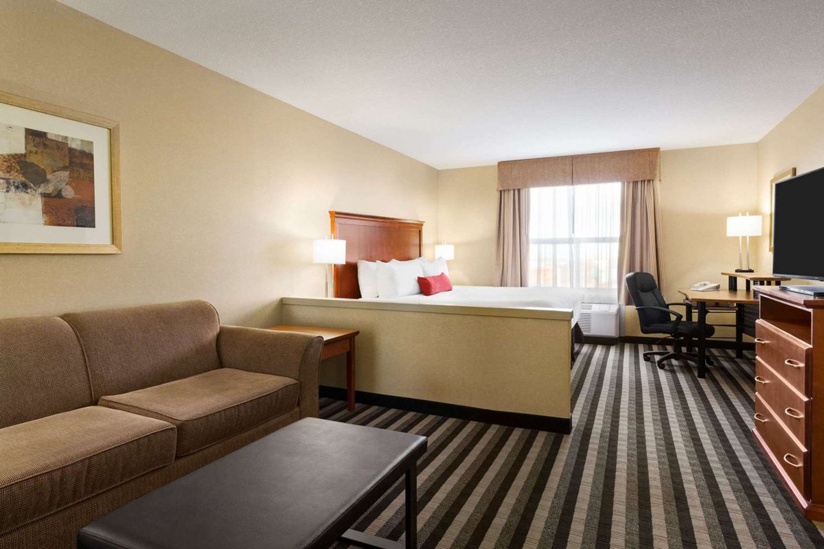 Days Inn & Suites by Wyndham Edmonton Airport photo 2