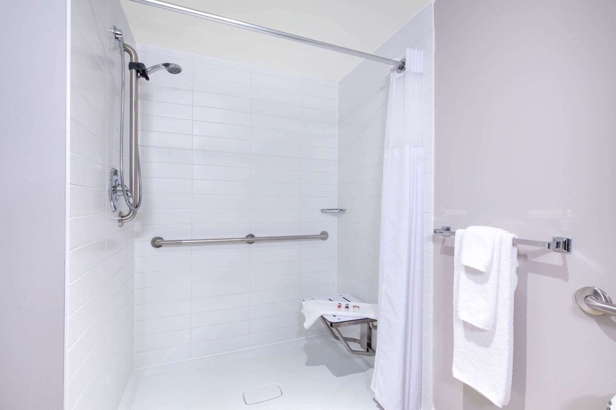 Microtel Inn & Suites by Wyndham Fort McMurray photo 4