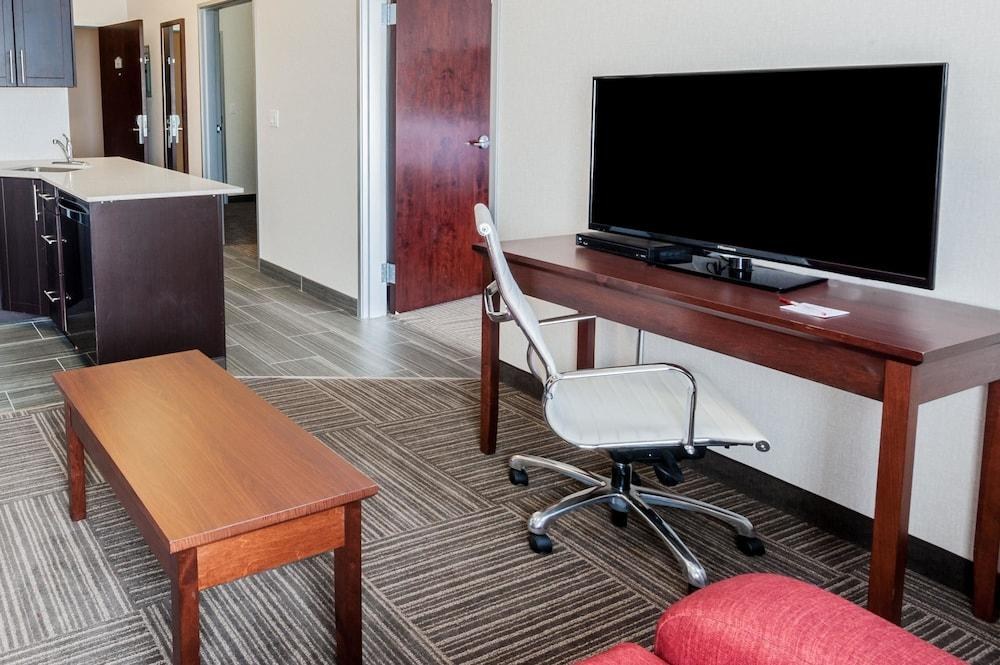 Ramada by Wyndham Moose Jaw photo 1