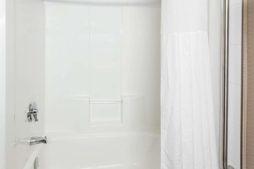 Ramada by Wyndham Moose Jaw photo 3