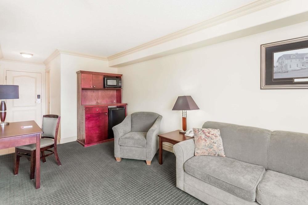 Ramada by Wyndham Hinton photo 2