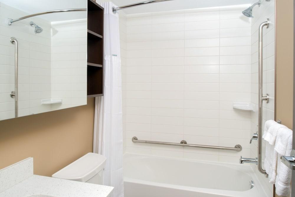 Microtel Inn & Suites by Wyndham Red Deer photo 1