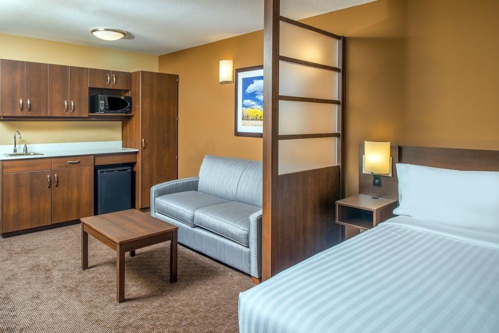 Microtel Inn & Suites by Wyndham Red Deer photo 2