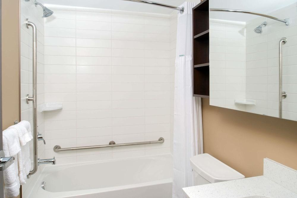 Microtel Inn & Suites by Wyndham Red Deer photo 3