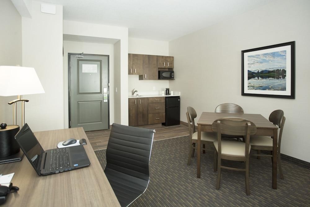 Wingate by Wyndham Calgary Airport photo 1