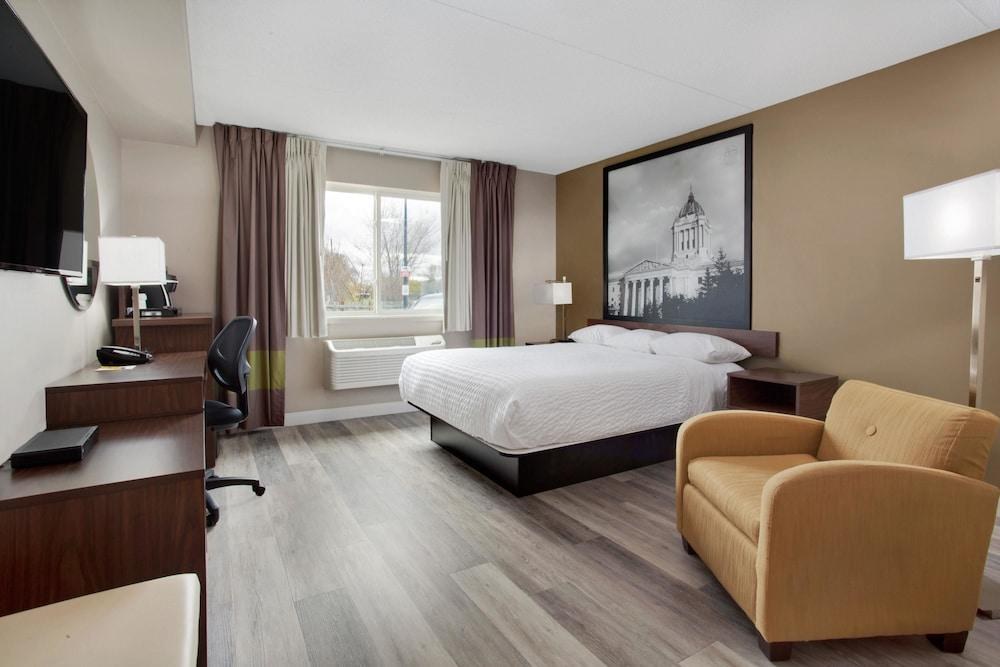 Super 8 by Wyndham Winnipeg West photo 2