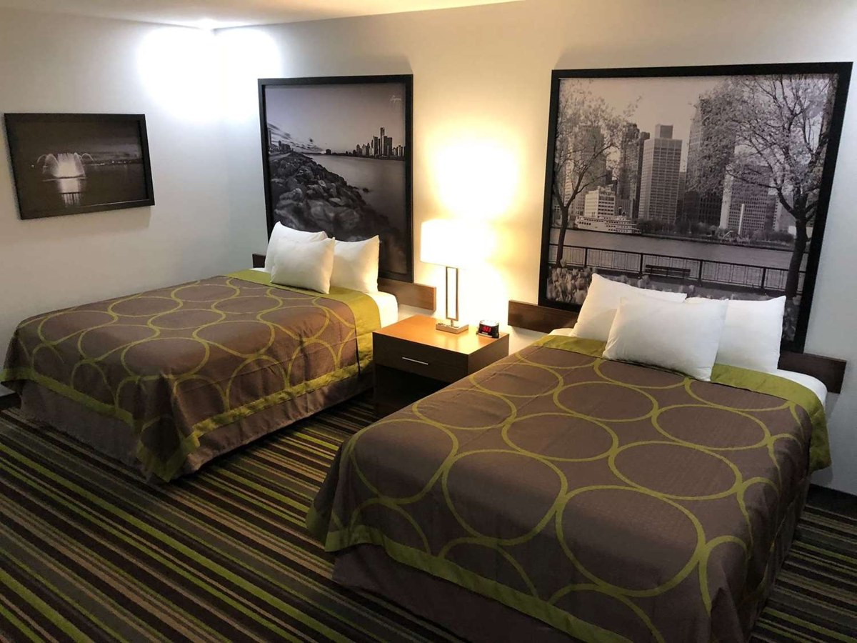 Super 8 by Wyndham Windsor/Dougall photo 1
