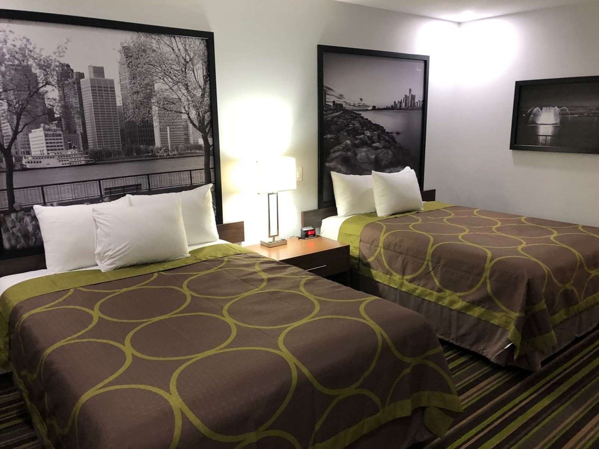 Super 8 by Wyndham Windsor/Dougall photo 2