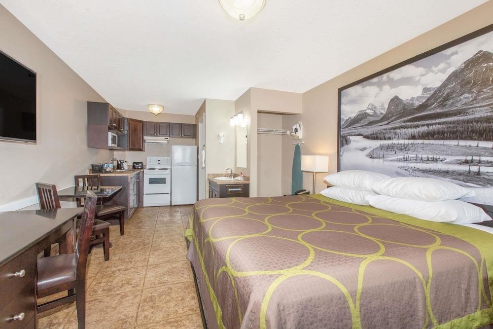 Super 8 by Wyndham Fort McMurray photo 1
