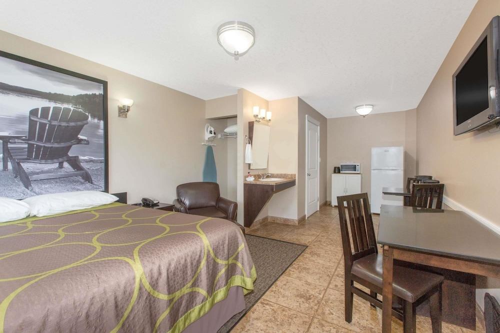 Super 8 by Wyndham Fort McMurray photo 2