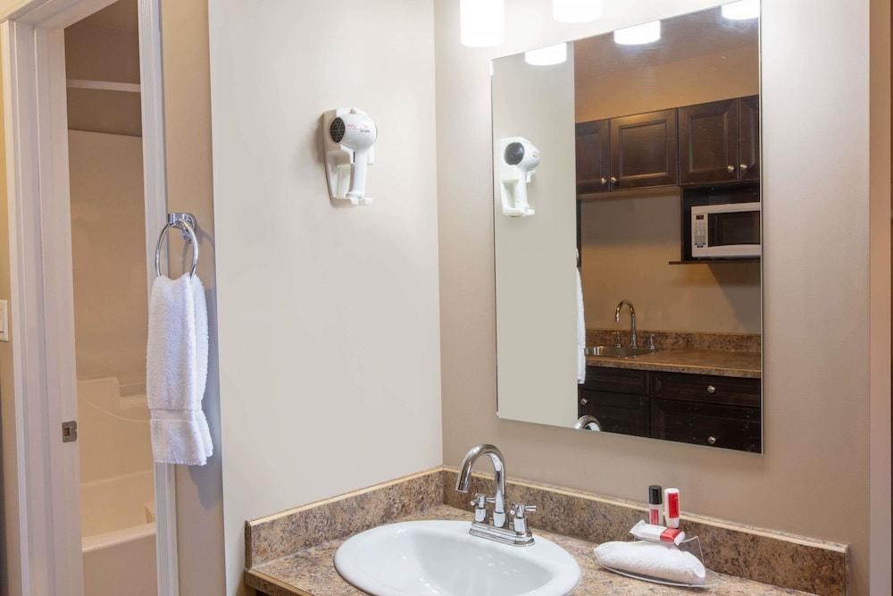 Super 8 by Wyndham Fort McMurray photo 3
