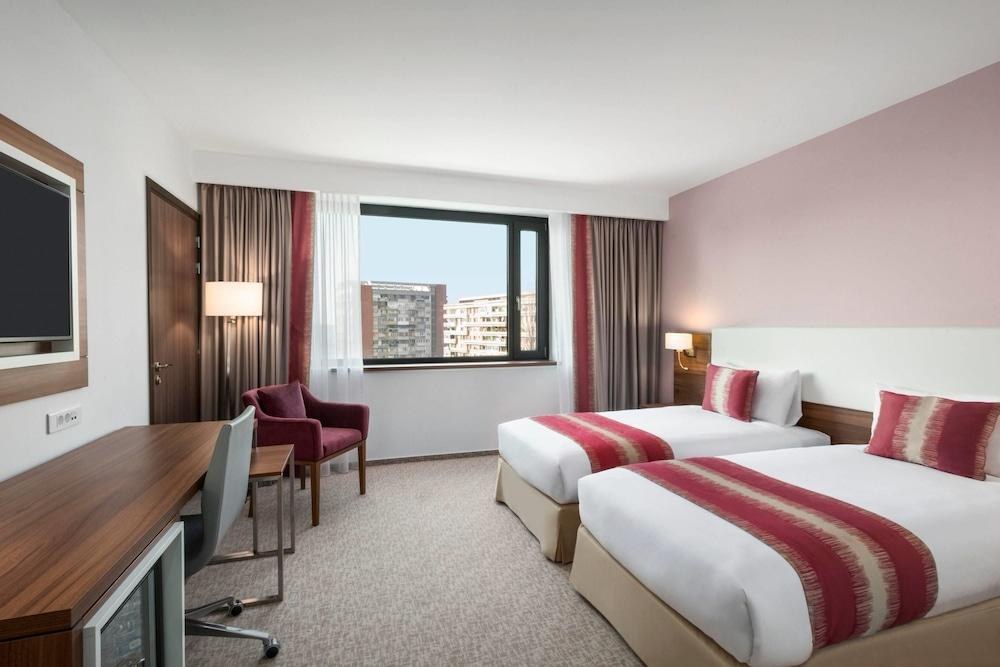 Ramada Plaza by Wyndham Craiova photo 1