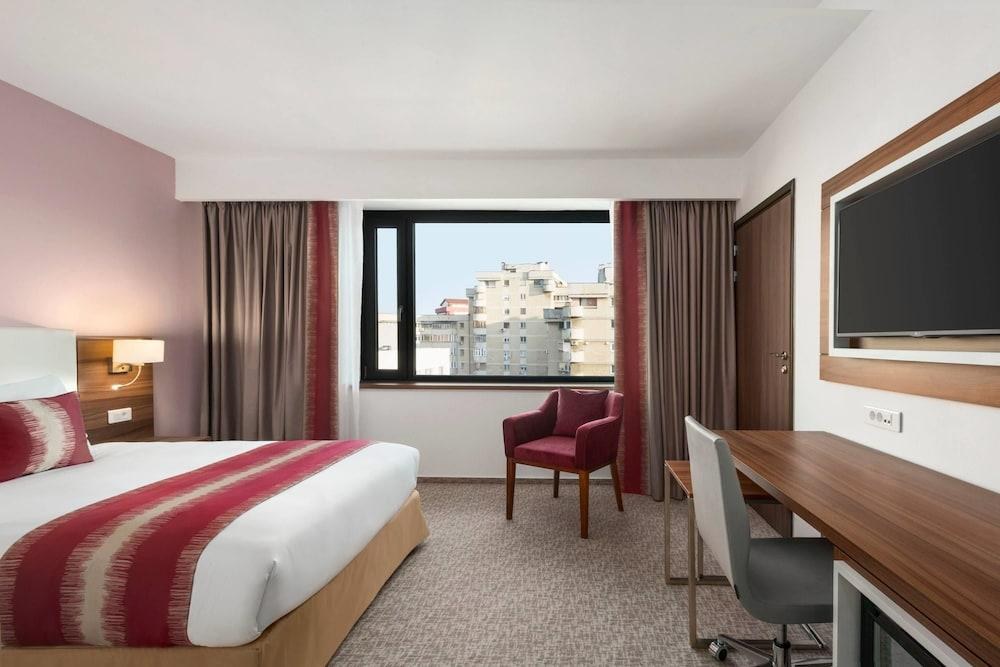 Ramada Plaza by Wyndham Craiova photo 2