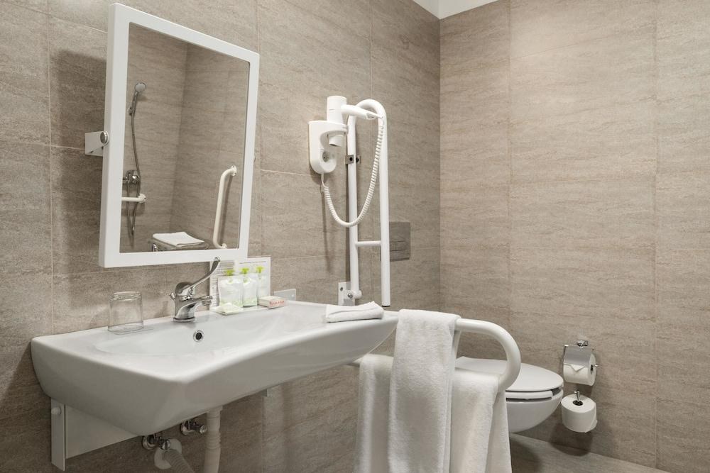 Ramada Plaza by Wyndham Craiova photo 3