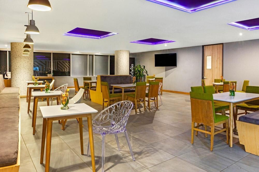 La Quinta by Wyndham Medellin photo 2