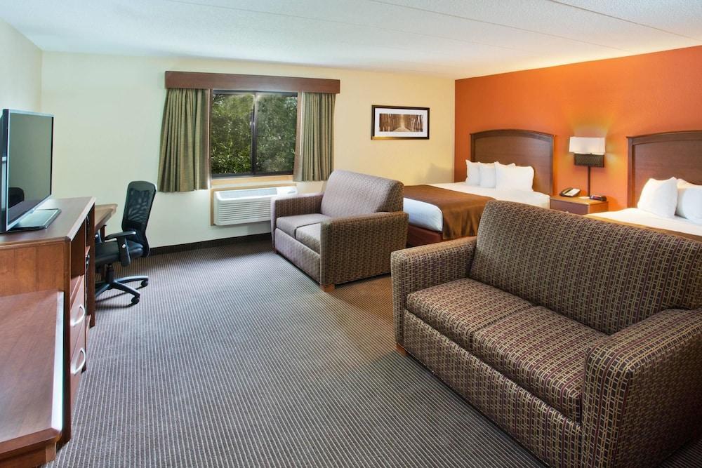 AmericInn by Wyndham Grand Forks photo 2