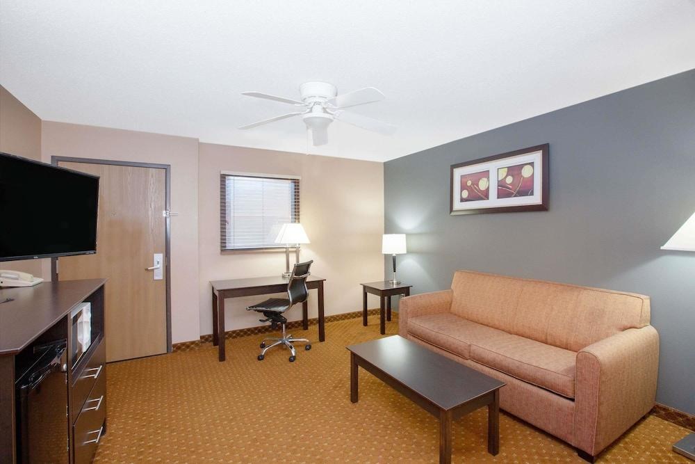 AmericInn by Wyndham Coralville photo 2