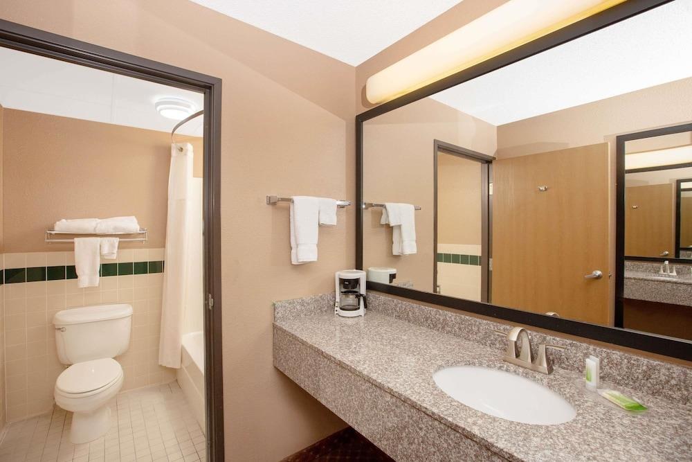 AmericInn by Wyndham Coralville photo 3