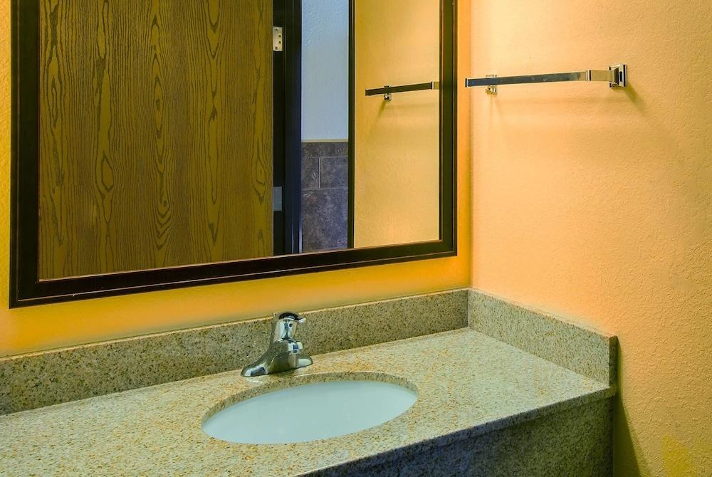 AmericInn by Wyndham Chamberlain Conference Center photo 3