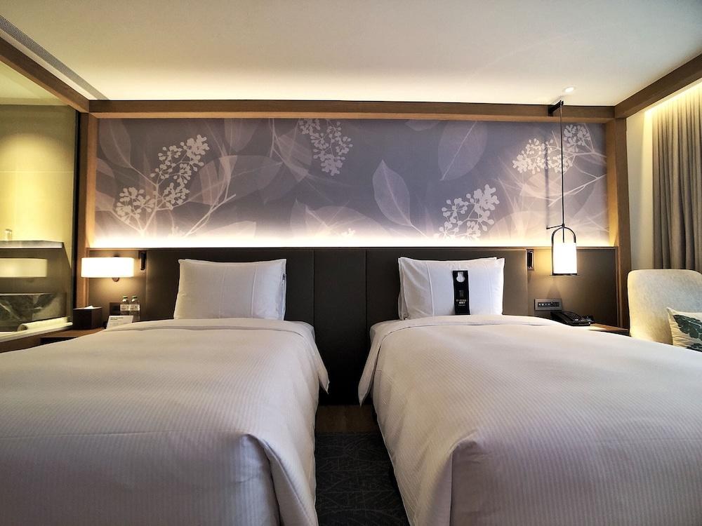 DoubleTree by Hilton Taipei Zhongshan photo 1