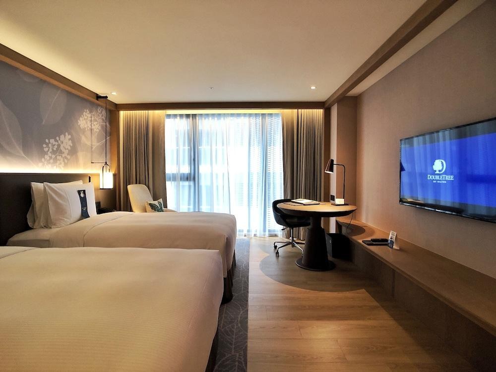 DoubleTree by Hilton Taipei Zhongshan photo 2