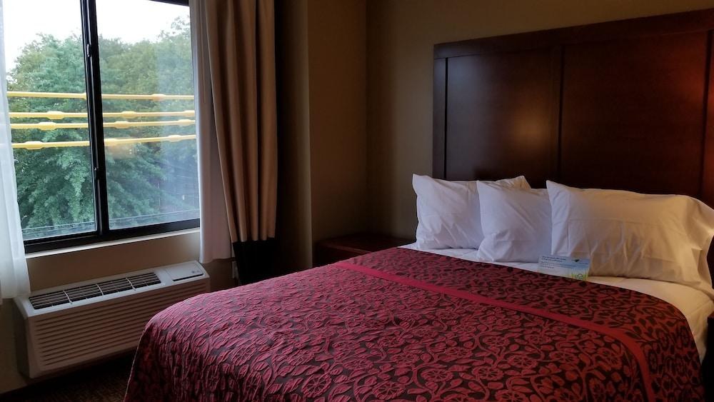 Days Inn by Wyndham Brooklyn Marine Park photo 2