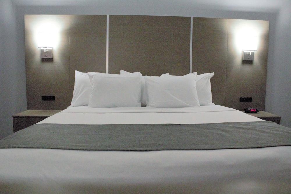 Days Inn & Suites by Wyndham Houston NW Cypress photo 1