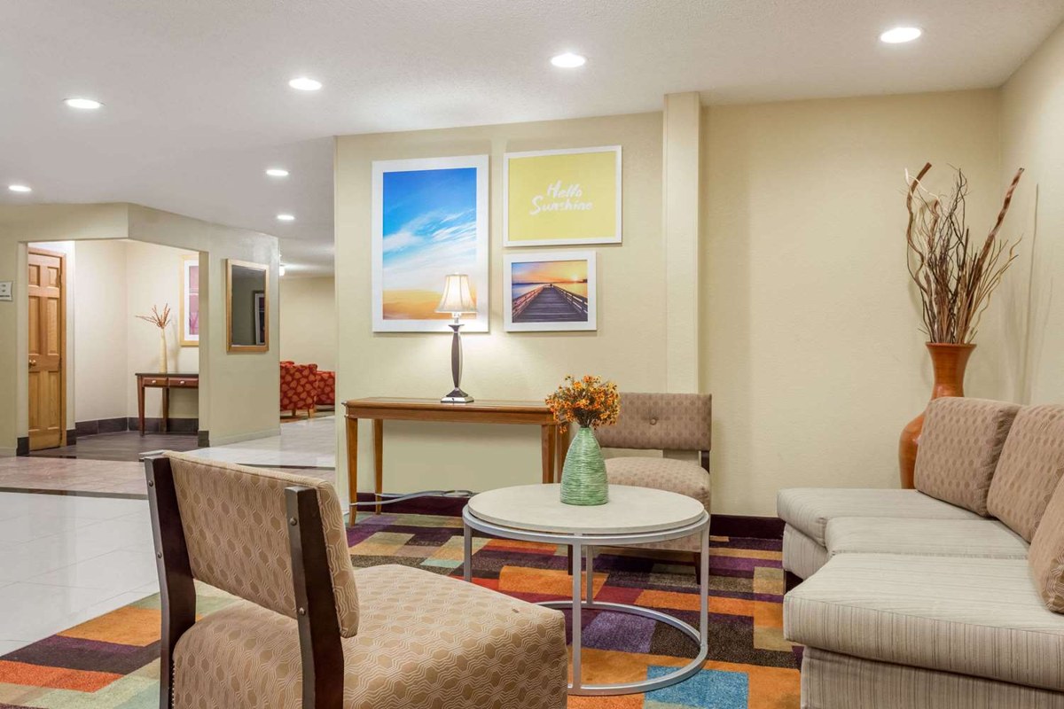 Days Inn & Suites by Wyndham Bloomington/Normal IL photo 1