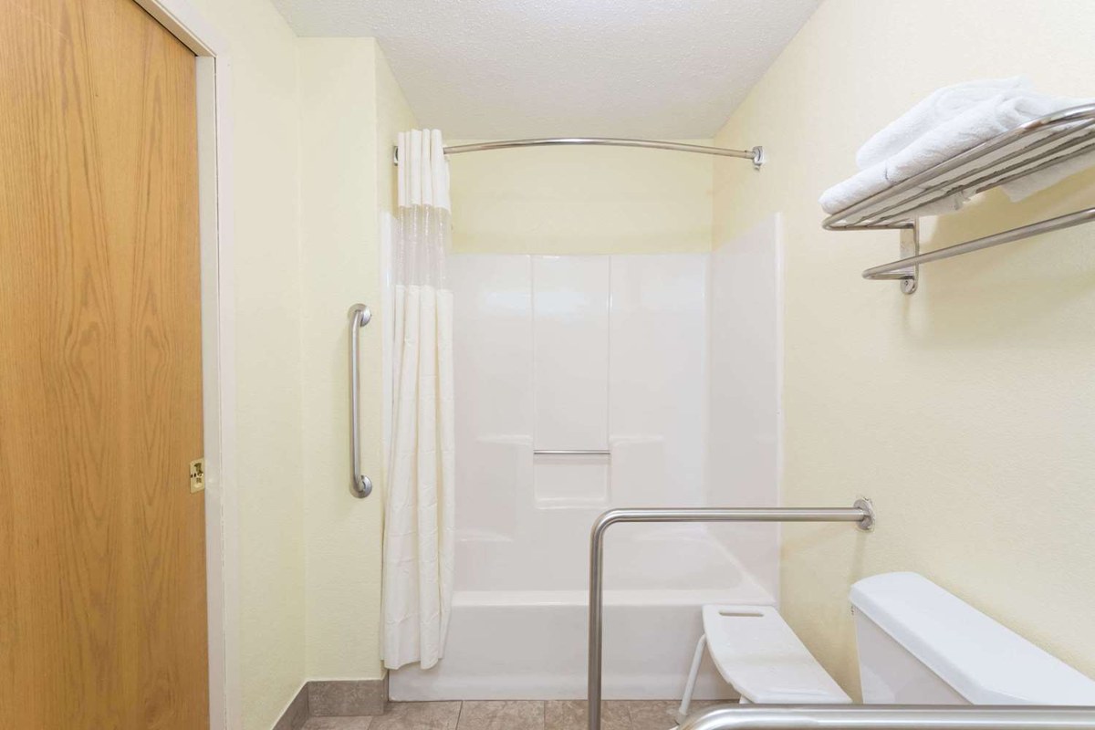 Days Inn & Suites by Wyndham Bloomington/Normal IL photo 2
