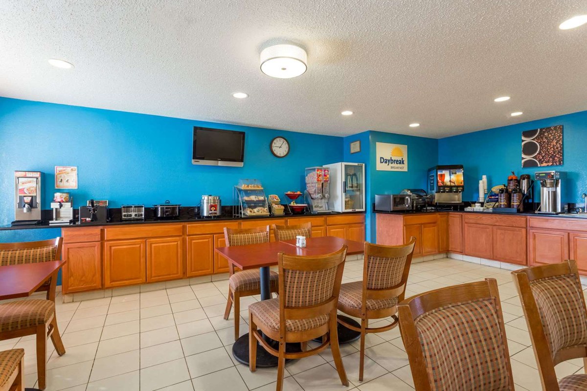 Days Inn & Suites by Wyndham Bloomington/Normal IL photo 3