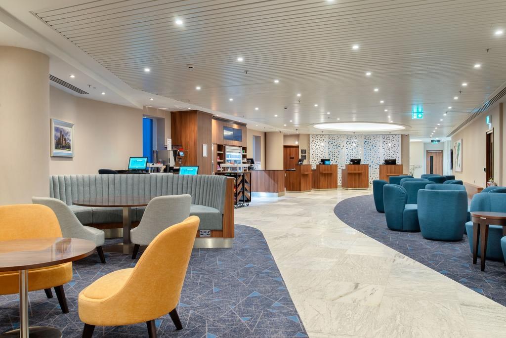 Hilton Garden Inn London Heathrow Terminals 2 and 3 photo 2