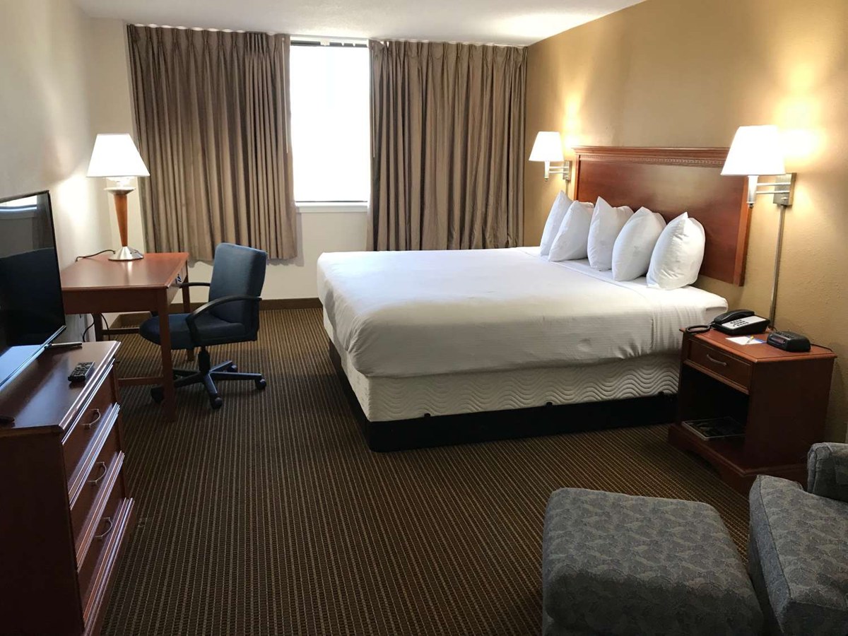 Days Inn & Suites by Wyndham Tallahassee Conf Center I-10 photo 2